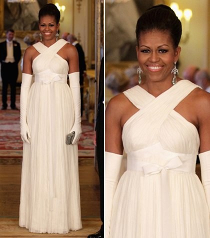 Đệ nhất phu nhân diện váy trắng của Tom Ford khi làm khách tại điện Buckingham, Anh năm 2011.